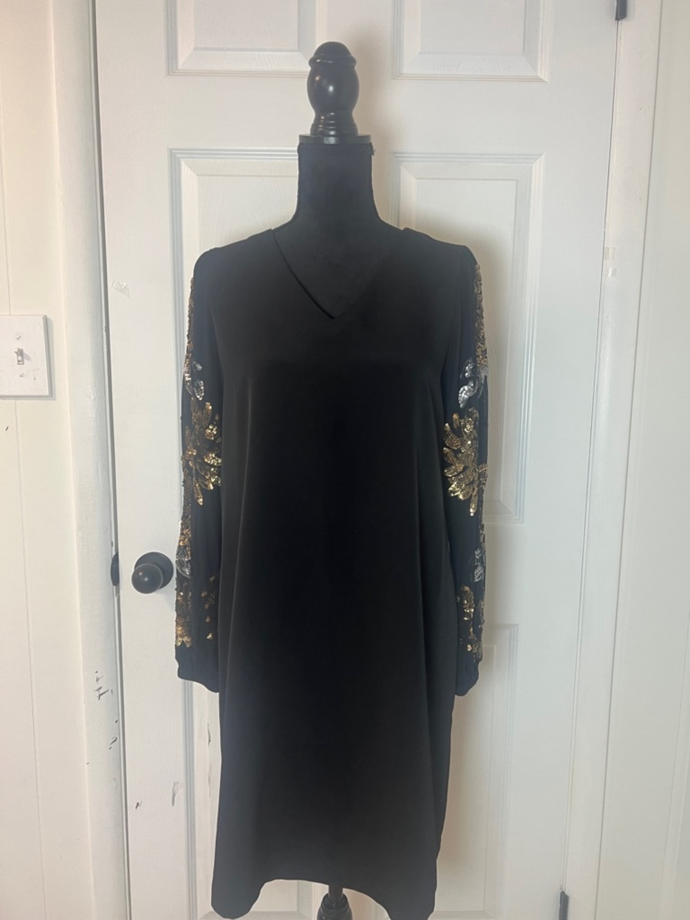 Cynthia Rowley Size M Black Sequin Floral Sleeves Cocktail V-Neck short Dress